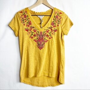 LUCKY & COCO Embroidered V-Neck Short Sleeve Tee NWT in XS